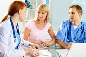 Ärzte und ein Patient mit Beckenkrampfadern.